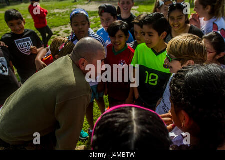 Gunnery Sgt. Jorge Delgadillo, Führer eine Infanterie-Einheit mit 4. Marine Regiment, 2. Bataillon, 1. Marineabteilung, liefert einen Impulsvortrag für Studenten während der jährlichen Jog-a-Thon statt durch Las Palmas Elementary School in San Clemente, Kalifornien, 24. Februar 2017. Marines besucht, zeigen Sie ihre Unterstützung gegenüber ihrer Gemeinschaft und motivieren die Schüler zu die Veranstaltung zu genießen und Spaß haben. (Foto: U.S. Marine Corps CPL. Justin Huffty) Stockfoto