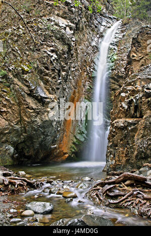 Der Millomeris Wasserfall in der Nähe von Platres Dorf, Troodos-Gebirge, Bezirk von Lemessos (Limassol), Zypern. Stockfoto