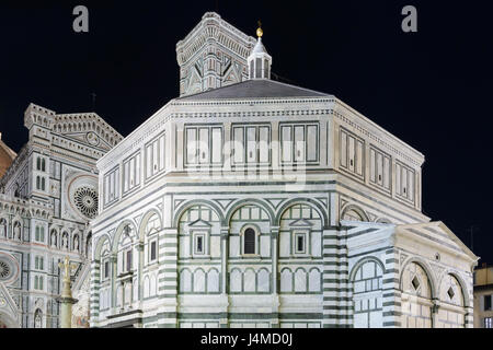 Das Baptisterium in Florenz in der Nacht Stockfoto