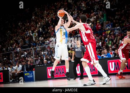 Assago, Italien. 12. Mai 2017. Nikola Ivanovic (#20 Betaland Capo dÕOrlando) schießt ein Layup während Playoff Spiel ein Viertel-Finale der italienischen Basketball-Liga LegaBasket A zwischen EA7 Emporio Armani Mailand Vs Betaland Capo d ' Orlando im Mediolanum Forum. Bildnachweis: Roberto Finizio/Pacific Press/Alamy Live-Nachrichten Stockfoto