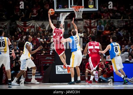 Assago, Italien. 12. Mai 2017. Andrea Cinciarini (#20 EA7 Emporio Armani Milano) während Playoff Spiel ein Viertel-Finale der italienischen Basketball-Liga LegaBasket A zwischen EA7 Emporio Armani Mailand Vs Betaland Capo d ' Orlando im Mediolanum Forum. Bildnachweis: Roberto Finizio/Pacific Press/Alamy Live-Nachrichten Stockfoto