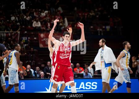 Assago, Italien. 12. Mai 2017. Davide Pascolo (#14 EA7 Emporio Armani Milano) während Playoff Spiel ein Viertel-Finale der italienischen Basketball-Liga LegaBasket A zwischen EA7 Emporio Armani Mailand Vs Betaland Capo d ' Orlando im Mediolanum Forum. Bildnachweis: Roberto Finizio/Pacific Press/Alamy Live-Nachrichten Stockfoto