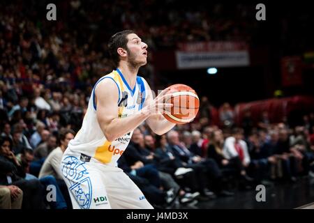 Assago, Italien. 12. Mai 2017. Nikola Ivanovic (#20 Betaland Capo dÕOrlando) sucht einen Pass im Playoff Spiel ein Viertel-Finale der italienischen Basketball-Liga LegaBasket A zwischen EA7 Emporio Armani Mailand Vs Betaland Capo d ' Orlando im Mediolanum Forum. Bildnachweis: Roberto Finizio/Pacific Press/Alamy Live-Nachrichten Stockfoto