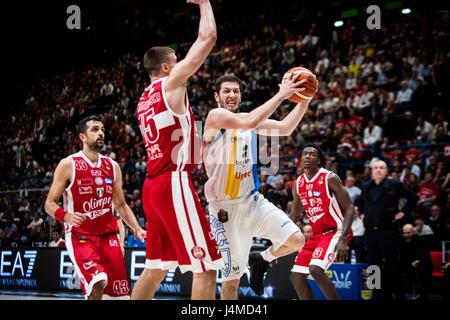 Assago, Italien. 12. Mai 2017. Nikola Ivanovic (#20 Betaland Capo dÕOrlando) schießt ein Layup während Playoff Spiel ein Viertel-Finale der italienischen Basketball-Liga LegaBasket A zwischen EA7 Emporio Armani Mailand Vs Betaland Capo d ' Orlando im Mediolanum Forum. Bildnachweis: Roberto Finizio/Pacific Press/Alamy Live-Nachrichten Stockfoto