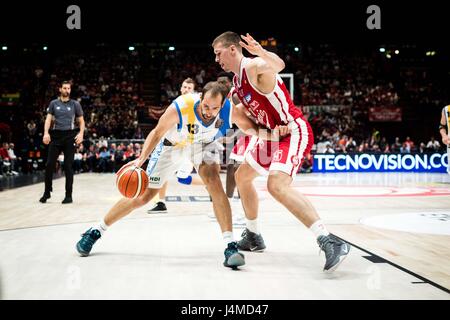 Assago, Italien. 12. Mai 2017. Mario Delas (#13 Betaland Capo dÕOrlando) Laufwerke in den Korb während der Playoff-Spiel ein Viertel-Finale der italienischen Basketball Liga LegaBasket A zwischen EA7 Emporio Armani Mailand Vs Betaland Capo d ' Orlando im Mediolanum Forum. Bildnachweis: Roberto Finizio/Pacific Press/Alamy Live-Nachrichten Stockfoto