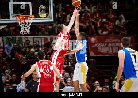 Assago, Italien. 12. Mai 2017. Kaleb Tarczewski(#15 EA7 Emporio Armani Milano) machen einen Block während Playoff Spiel ein Viertel-Finale der italienischen Basketball-Liga LegaBasket A zwischen EA7 Emporio Armani Mailand Vs Betaland Capo d ' Orlando im Mediolanum Forum. Bildnachweis: Roberto Finizio/Pacific Press/Alamy Live-Nachrichten Stockfoto