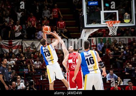 Assago, Italien. 12. Mai 2017. Mario Delas (#13 Betaland Capo dÕOrlando) schießt ein Lay während Playoff Spiel ein Viertel-Finale der italienischen Basketball Liga LegaBasket A zwischen EA7 Emporio Armani Mailand Vs Betaland Capo d ' Orlando im Mediolanum Forum. Bildnachweis: Roberto Finizio/Pacific Press/Alamy Live-Nachrichten Stockfoto