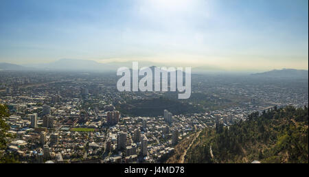 Aerial Panorama von Santiago de Chile von San Cristóbal - Santiago, Chile Stockfoto