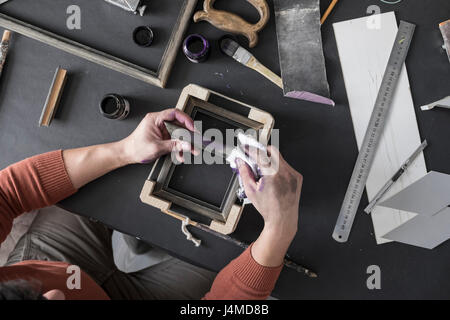 Hände des kaukasischen Künstlers Färbung Bilderrahmen Stockfoto