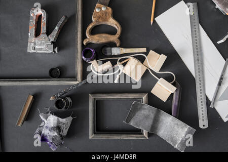 Bilderrahmen und Tools auf Tisch Stockfoto