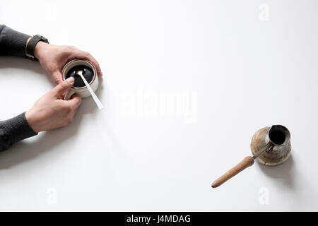 Händen der kaukasischen Mann mit Kaffeetasse Stockfoto