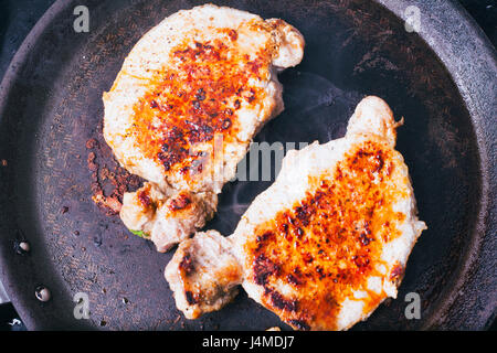 Schweinekoteletts in Pfanne anbraten Stockfoto