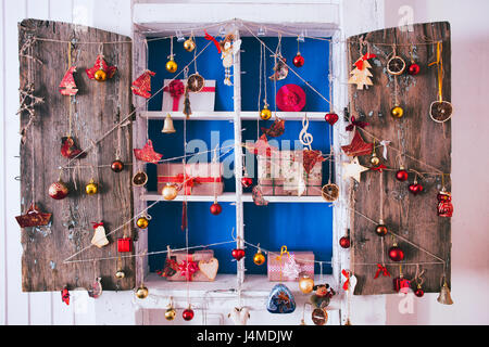 Geschenk-Boxen auf Holzregalen in der Nähe von Ornamenten Stockfoto