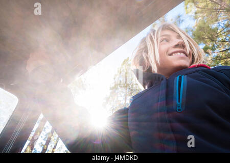 Porträt des kaukasischen junge im Autofenster Stockfoto