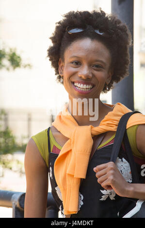 Porträt von lächelnden afroamerikanische Frau, die die Geldbörse Stockfoto