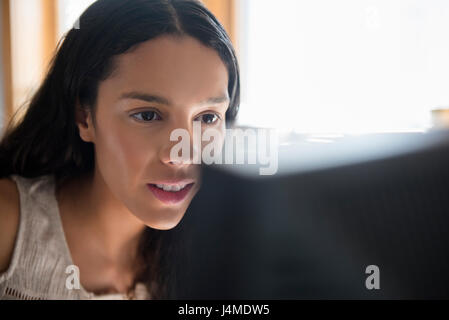 Hispanic Frau mit computer Stockfoto