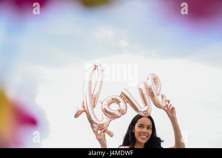 Hispanic Frau mit Liebe Ballon im freien Stockfoto