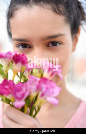 Close up Portrait of Hispanic Frau mit Blumen Stockfoto