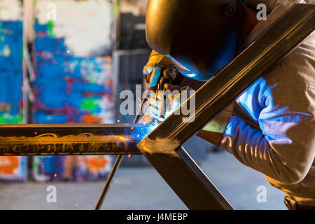 Mann-Schweißen Metall-Skulptur Stockfoto