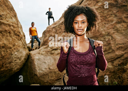 Porträt von Ernst Frau posiert in der Nähe von Felsformation Stockfoto