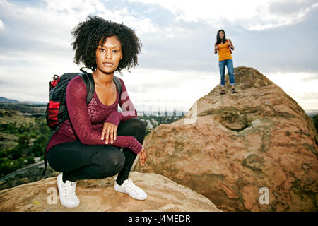 Porträt von Ernst Frauen posieren auf Felsformation Stockfoto