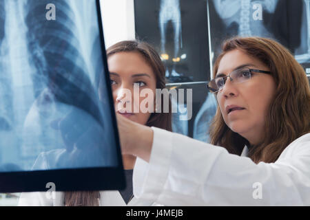 Spanische Ärzte untersuchen Röntgenuntersuchung der Brust Stockfoto