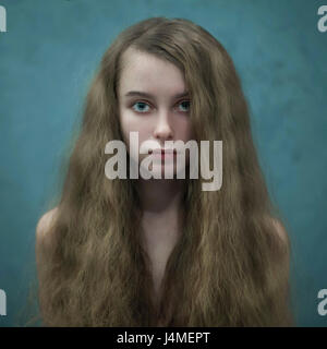 Porträt des kaukasischen Frau mit langen Haaren Stockfoto