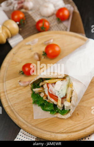 Nahaufnahme eines Shawarma wickeln auf Schneidebrett Stockfoto