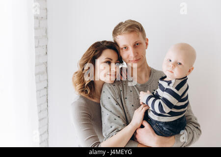 Porträt des Lächelns kaukasischen Mutter und Vater mit Sohn Stockfoto