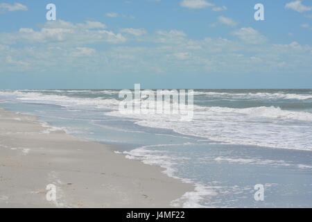 Raue Brandung am Indian Rocks Beach am Golf von Mexiko in Florida. Stockfoto