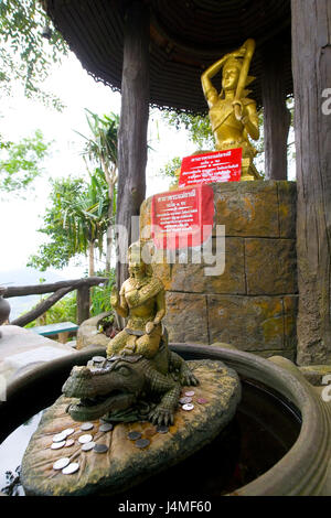 Phuket, Thailand, 1. Februar 2017: Buddha auf das Krokodil. Osten thailändischen buddhistischen Skulptur. Stockfoto