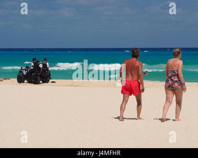 Polizeistreife in einer gated Community, Playacar. Mexiko Stockfoto