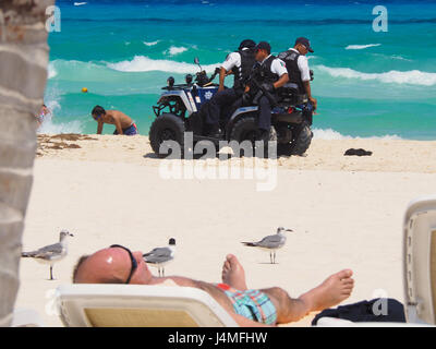 Polizeistreife in einer gated Community, Playacar. Mexiko Stockfoto