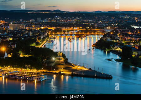 Blick auf Deutsches Eck und die Altstadt von Koblenz, Deutschland mit Rhein und Mosel in der Nacht. Stockfoto