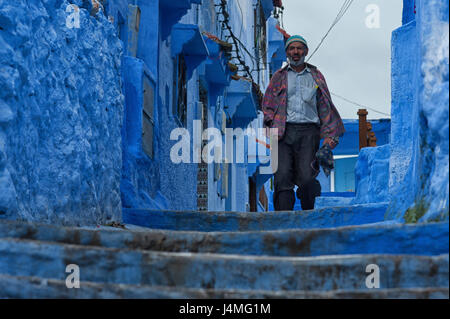 CHEFCHAOUEN, Marokko - 19. Februar 2017: Unbekannter Mann zu Fuß in der blauen Medina von Chefchaouen Stockfoto