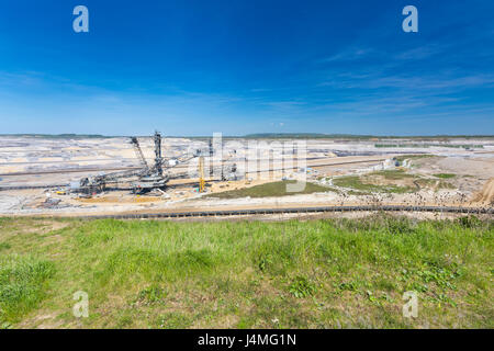 Einen riesigen Schaufelradbagger unter Reparatur in einer Braunkohle-Grube-mine Stockfoto