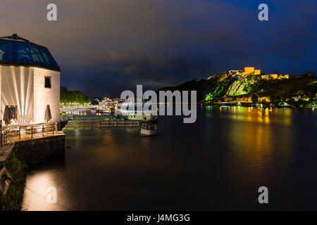 KOBLENZ - 14 Juni: Festung Ehrenbreitstein und Rhein in Koblenz, Deutschland mit Pegelhaus im Vordergrund am 14. Juni 2016. Stockfoto