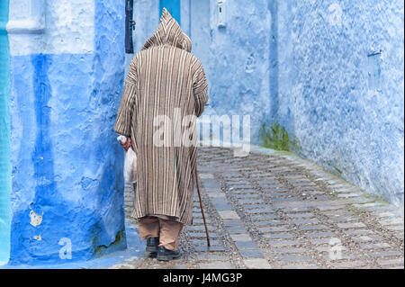 CHEFCHAOUEN, Marokko - 19. Februar 2017: Unbekannter Mann zu Fuß in der blauen Medina von Chefchaouen Stockfoto