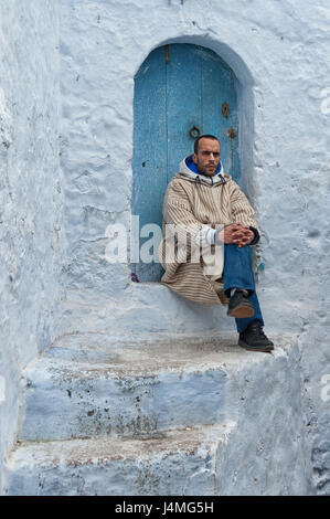 CHEFCHAOUEN, Marokko - 19. Februar 2017: Unbekannter Mann in der blauen Medina von Chefchaouen Stockfoto