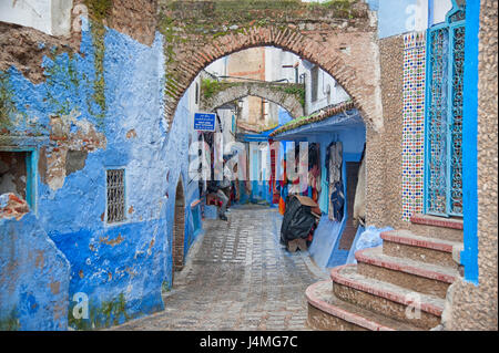 CHEFCHAOUEN, Marokko - 19. Februar 2017: Nicht identifizierten Personen in der blauen Medina von Chefchaouen Stockfoto