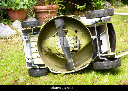 Rotierende Messer im unteren Teil eines Rasenmähers Stockfoto