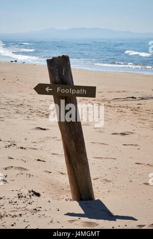 WANDERWEG-ZEICHEN, HINTER, STRAND, NATURSCHUTZGEBIET, SAND, MEER, EAST LOTHIAN, SCHOTTLAND Stockfoto