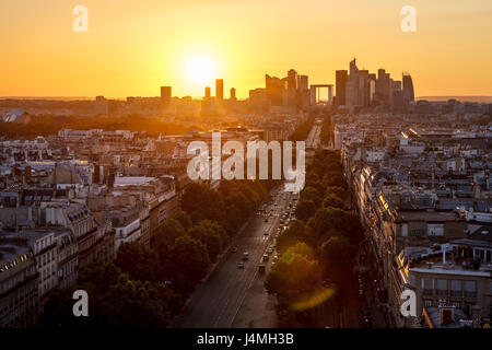 Avenue De La Grande Armee und La Défense Viertel in Paris bei Sonnenuntergang. Frankreich Stockfoto