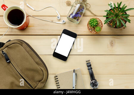 Ansicht von oben Zubehör mit Handy, Sonnenbrille, Tasche, Uhr, Briefpapier, Kopfhörer, Stift, Kaktus, Kaffee am Tisch aus Holz mit textfreiraum Reisen. Concep Reisen Stockfoto