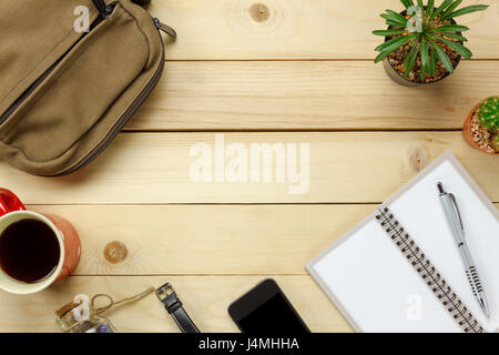 Ansicht von oben Zubehör mit Handy, Sonnenbrille, Tasche, Uhr, Briefpapier, Kopfhörer, Stift, Kaktus, Kaffee am Tisch aus Holz mit textfreiraum Reisen. Concep Reisen Stockfoto