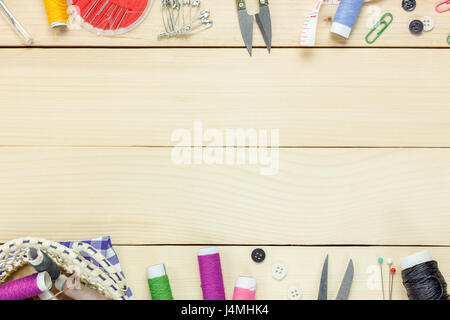 Ansicht von oben Schneider auf hölzernen Hintergrund mit textfreiraum Elemente. Stockfoto