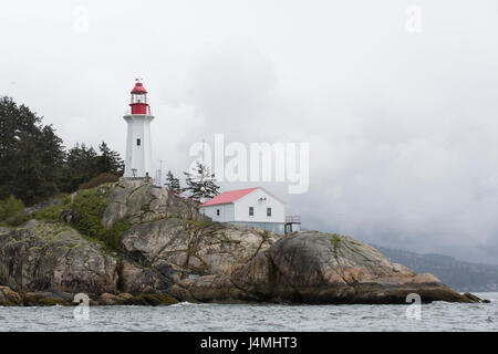 Point Atkinson Licht Station National Historic Site auf den Howe Sound in der Nähe von Vancouver, Kanada. Der Punkt des Interesses an im Lighthouse Park. Stockfoto