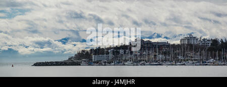 Das Oak Bay Marina aus Weiden Strand in Oak Bay in der Nähe von Victoria, British Columbia, Kanada. Die Olympischen Berge am Horizont. Stockfoto