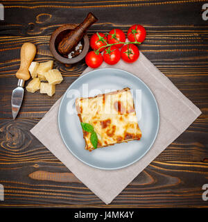 Portion leckeren Lasagne auf hölzernen backgound Stockfoto