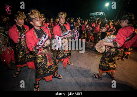 Bunte Kostüme getragen von balinesischen Männer spielen Instrumente bei der Ngrupuk-Parade am Vorabend der balinesische Neujahr ein Ereignis voller musikalischer tal Stockfoto